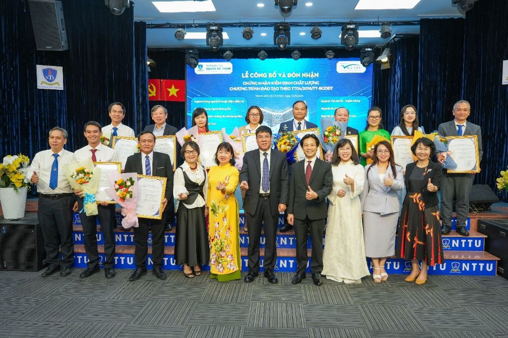 Trao giấy chứng nhận kiểm định chất lượng các CTĐT Trường Đại học Nguyễn Tất Thành